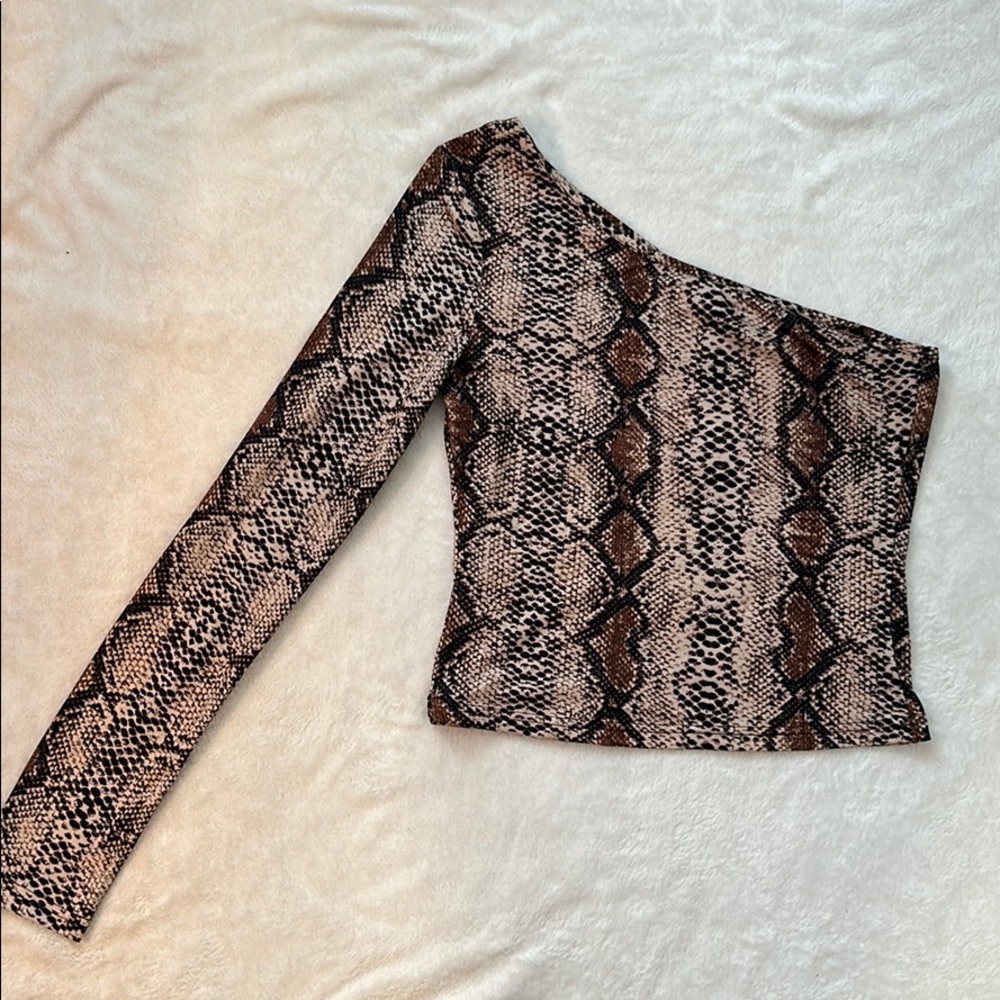 One sleeve crop top